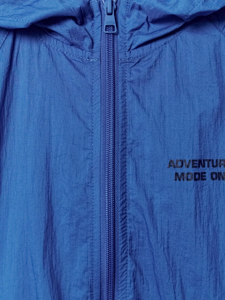 ветровка из нейлона с сумкой-мешком для мальчиков по цене 2999 руб вид справа