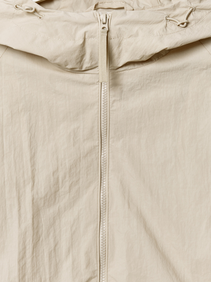 влагонепроницаемая ветровка из жатой ткани из нейлона спереди