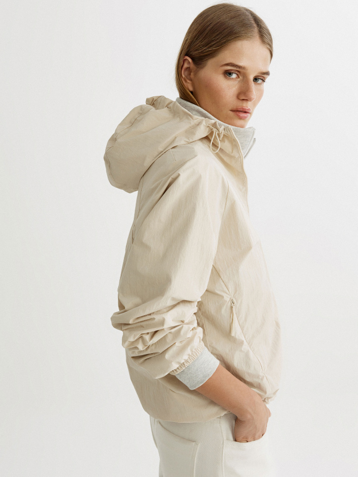 влагонепроницаемая ветровка из жатой ткани по цене 3999 руб вид справа