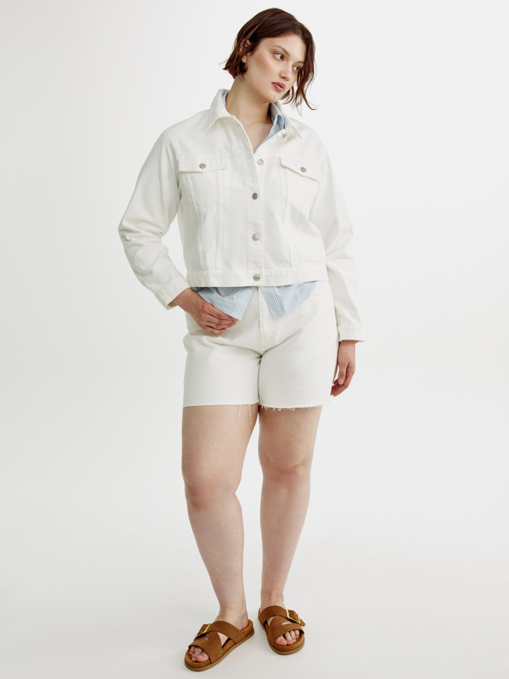 укороченная джинсовая куртка оверсайз от бренда sela вид слева