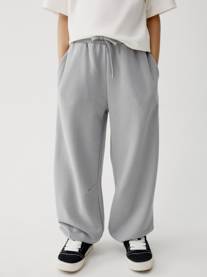 трикотажные брюки с утяжками по низу для мальчиков от бренда sela вид слева