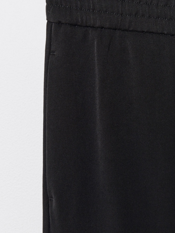 брюки slim fit со средней посадкой из проверенных материалов спереди