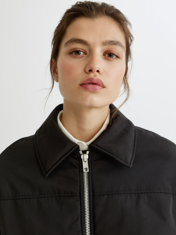 короткая куртка с воротником по цене 6999 руб вид справа