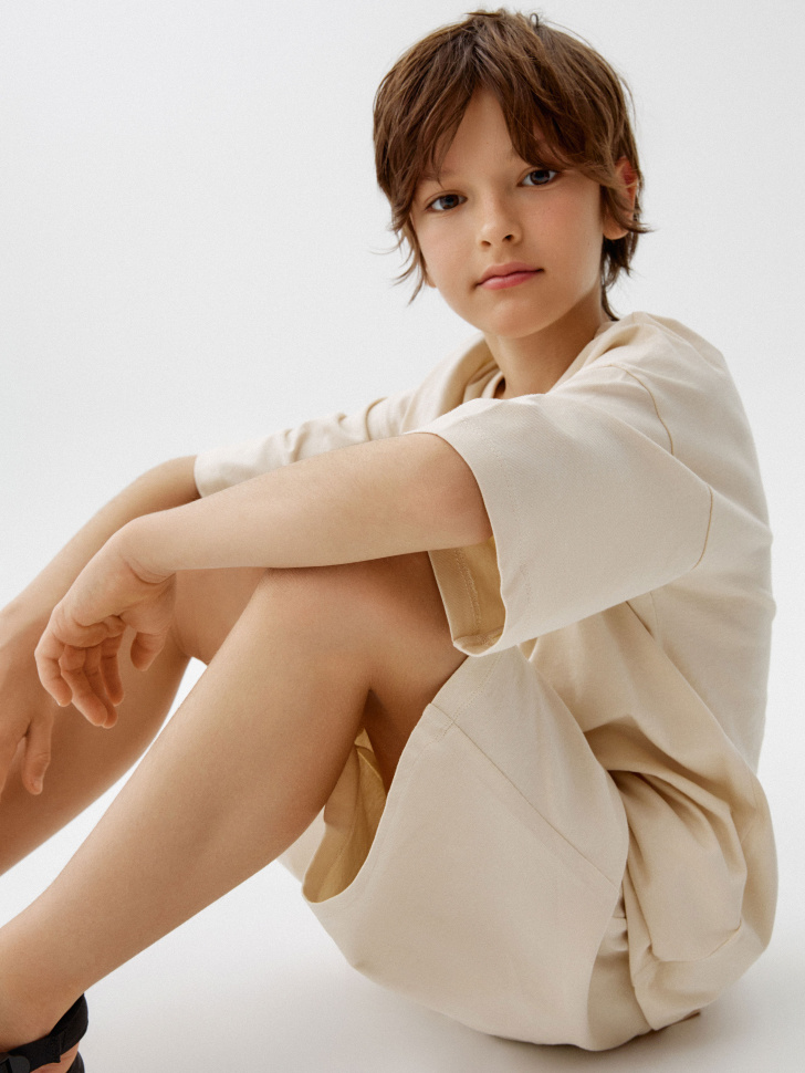 комплект из футболки и шорт для мальчиков по цене 1999 руб вид справа