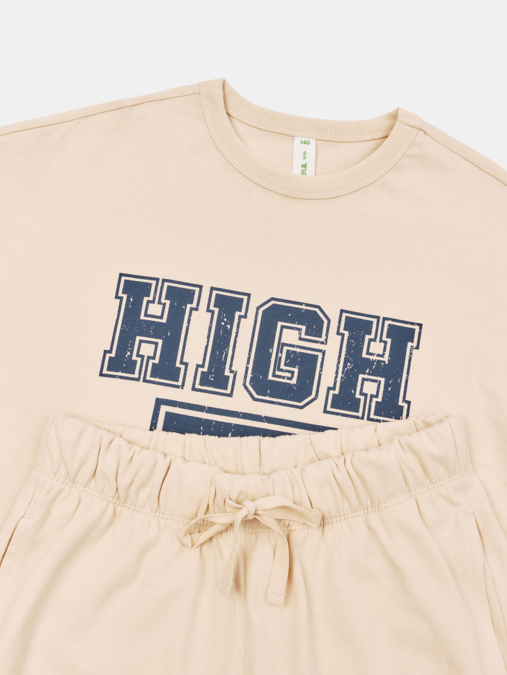 комплект из футболки и шорт для мальчиков из россии вид сбоку