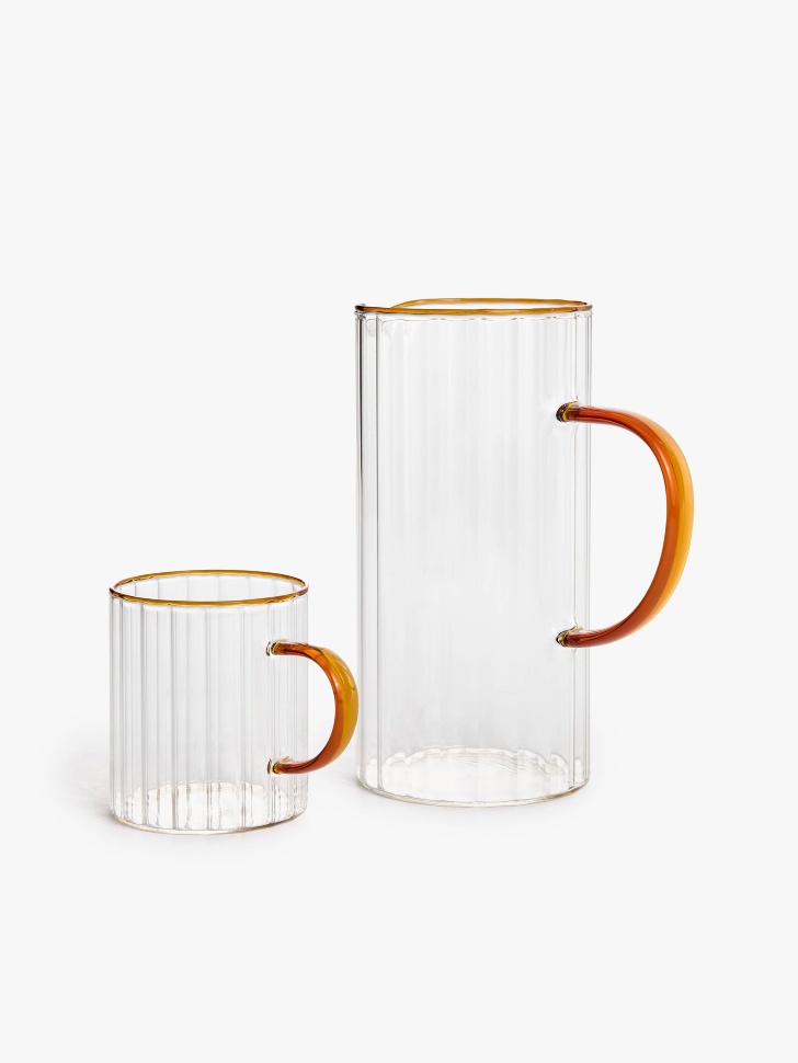 кувшин из стекла с рельефным узором от бренда sela вид слева