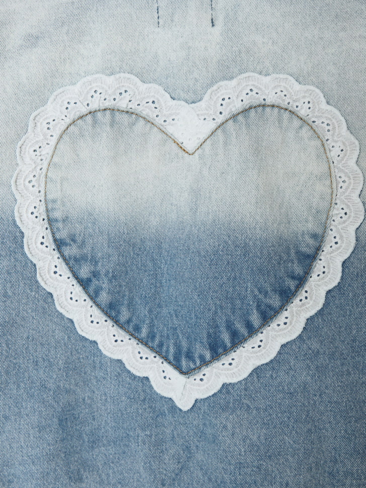 джинсовая куртка с аппликацией на спине для девочек по цене 999 руб вид справа