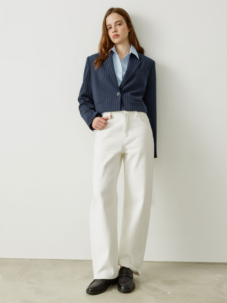 однобортный укороченный жакет от бренда sela вид слева