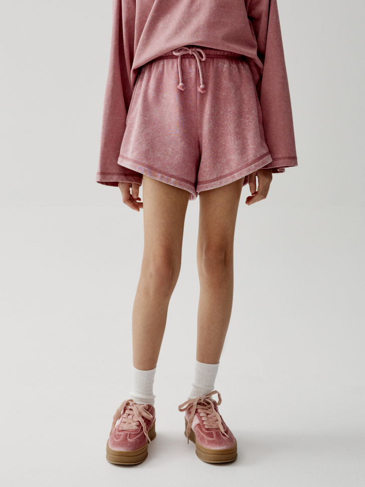 трикотажные шорты с эффектом стирки для девочек от бренда sela вид слева