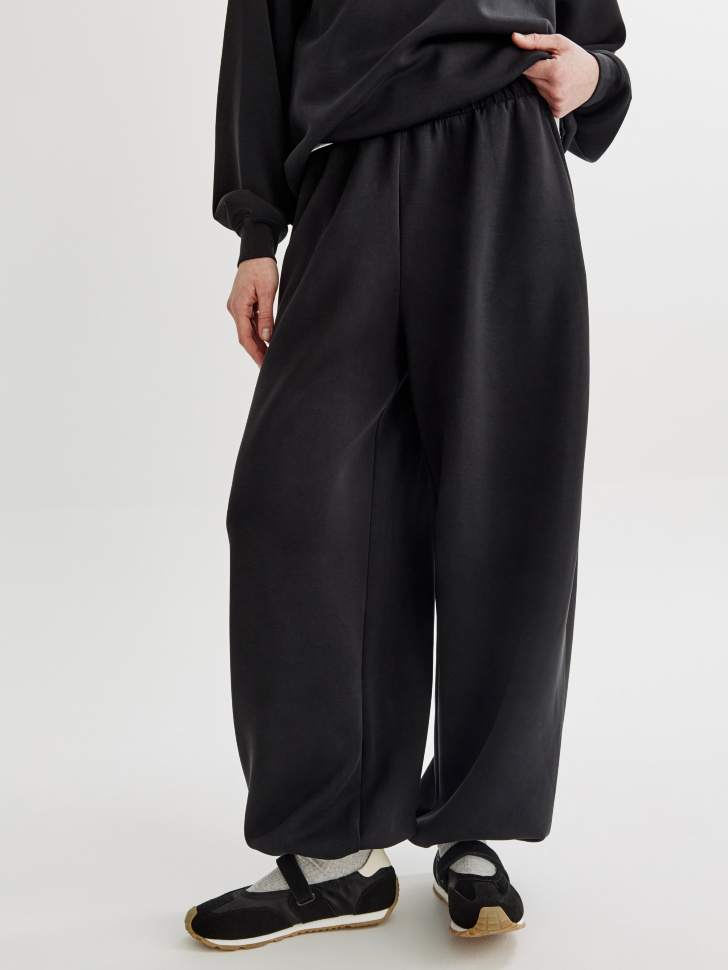 брюки-аладдины из интерлока от бренда sela вид слева