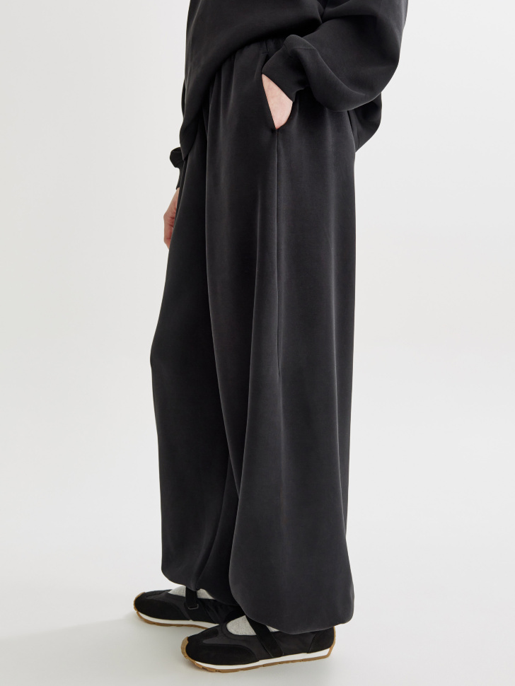 брюки-аладдины из интерлока по цене 3799 руб вид справа