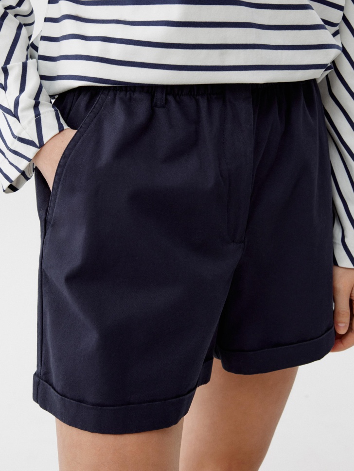 короткие шорты с присборенной талией по цене 1999 руб вид справа