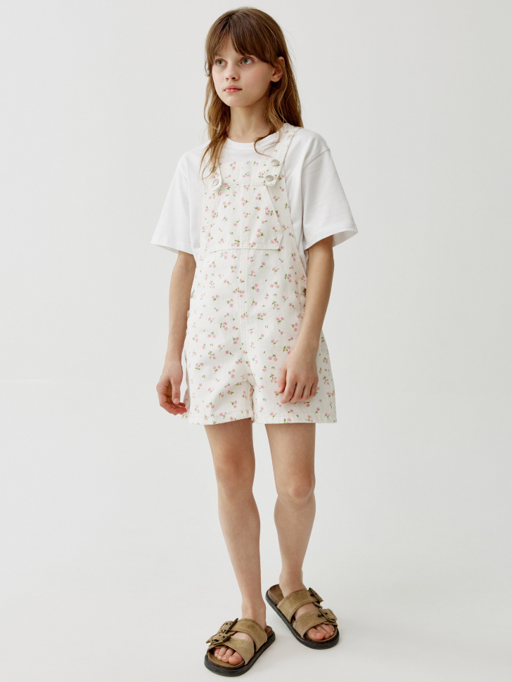 джинсовый комбинезон с принтом для девочек от бренда sela вид слева