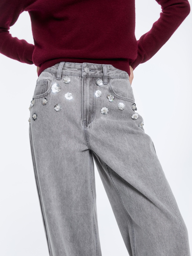джинсы loose straight с цветочным декором 4610517289971 по акции