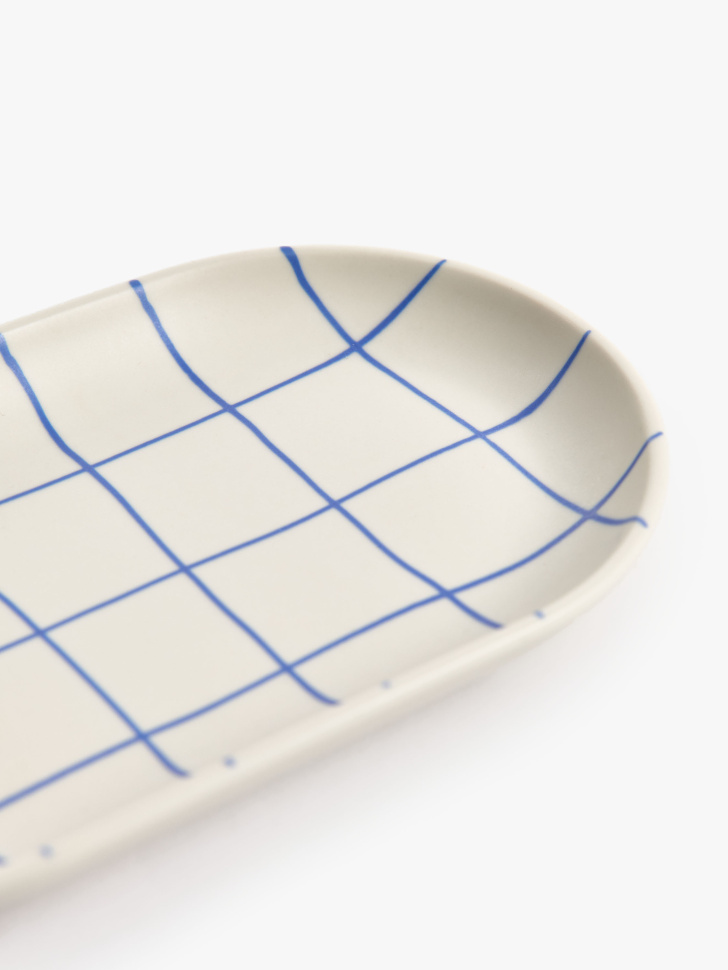 сервировочное блюдо из каменной керамики в клетку от бренда sela вид слева