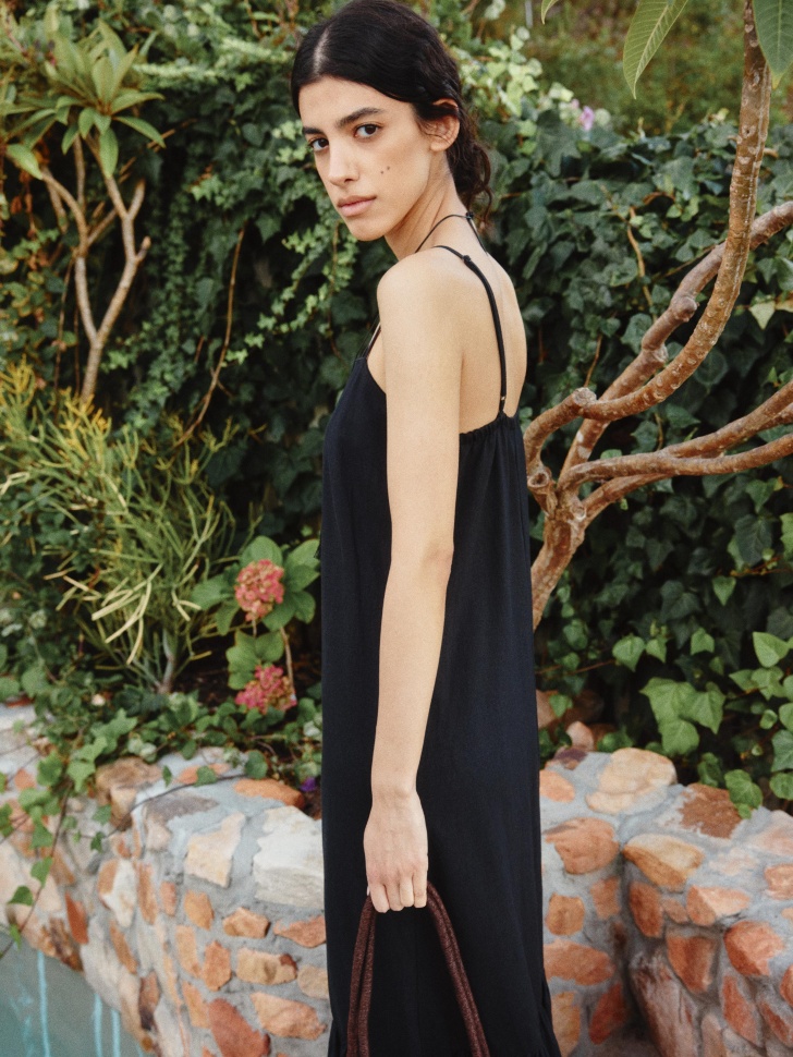 платье макси на бретелях из смесового льна от бренда sela вид слева