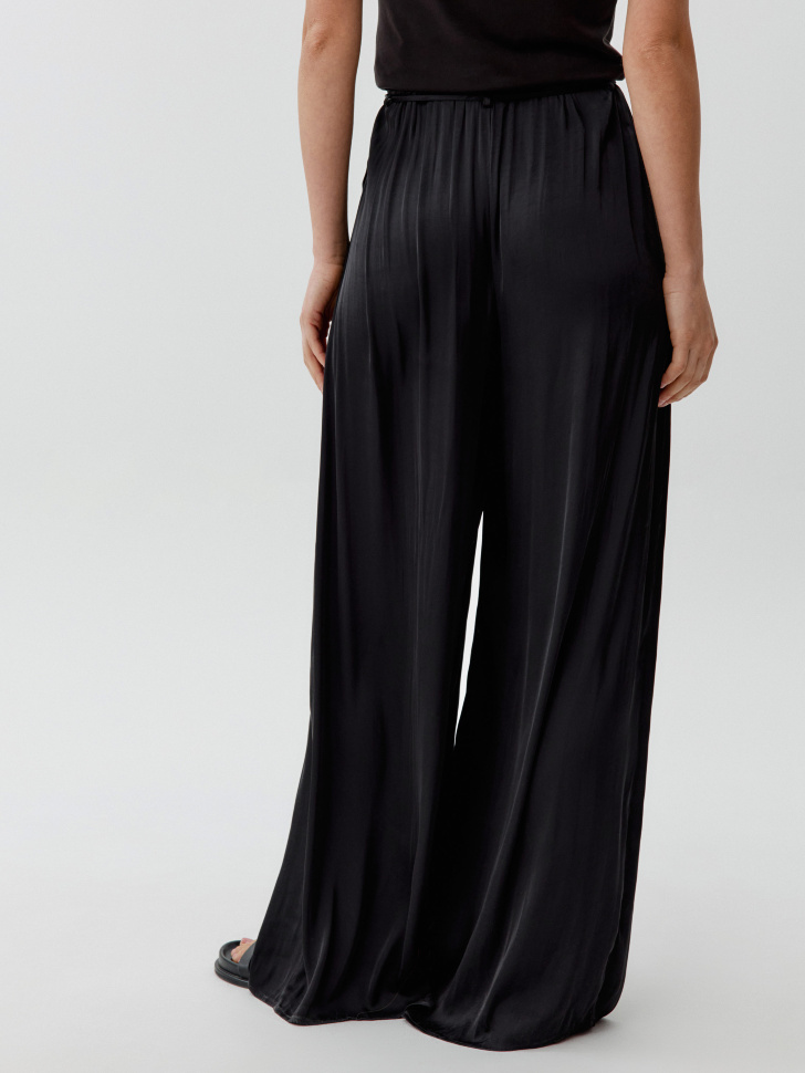 широкие брюки из фактурной ткани по цене 3599 руб вид справа