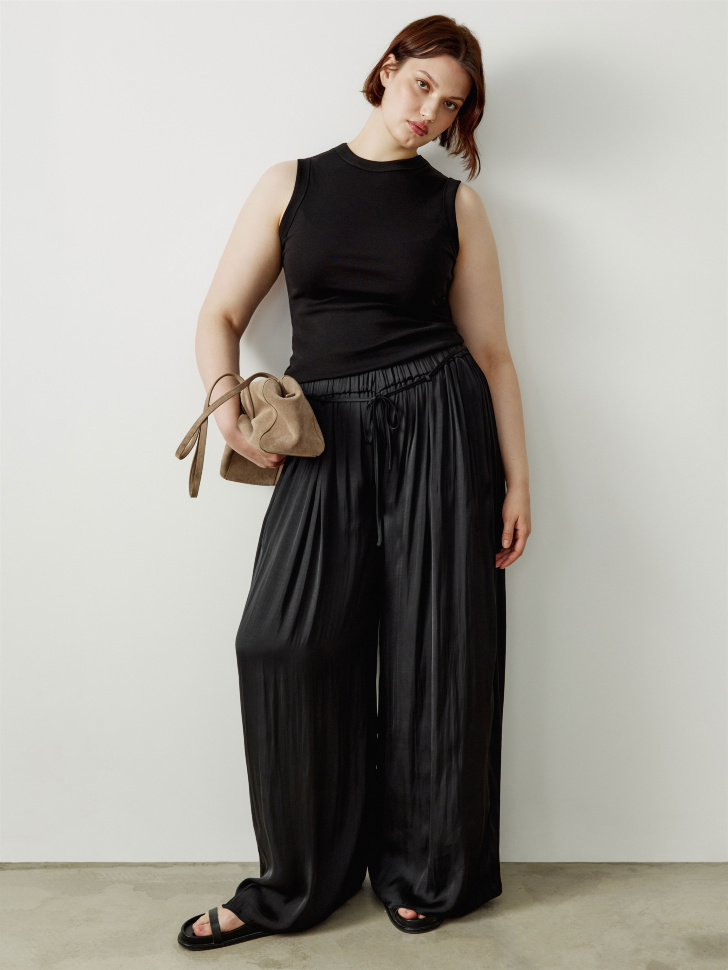 широкие брюки из фактурной ткани от бренда sela вид слева