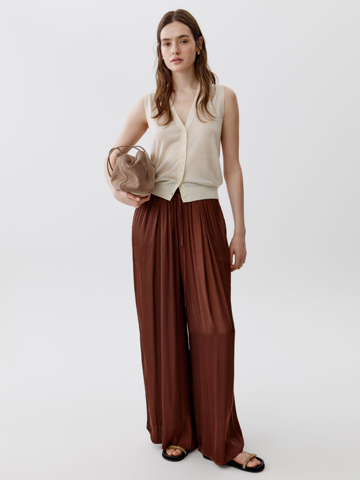 вязаный жилет из смесового лиоцелла с содержанием льна от бренда sela вид слева