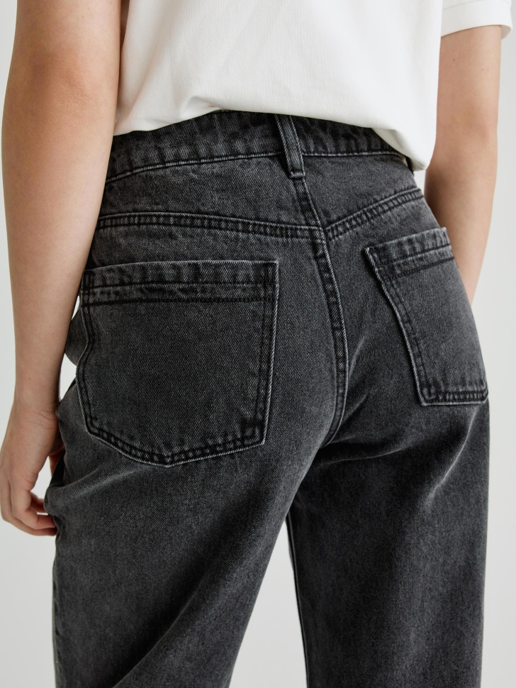 Товар красного цвета с внутренней стороны