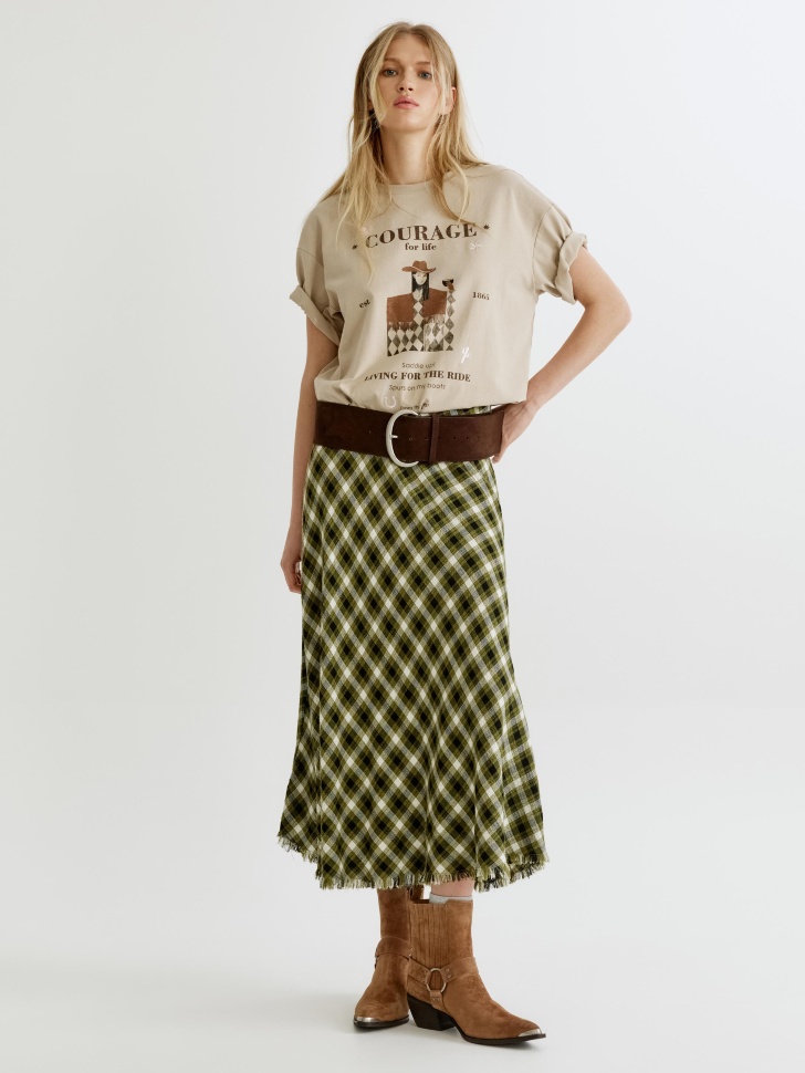 футболка оверсайз с принтом и вышивкой из россии вид сбоку