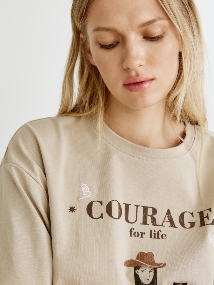 футболка оверсайз с принтом и вышивкой от бренда sela вид слева