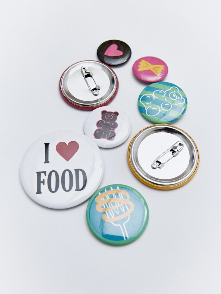 набор значков детский от бренда sela вид слева