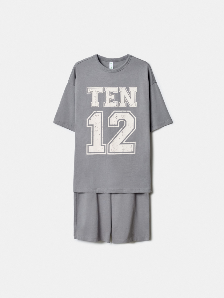 комплект из футболки и шорт для мальчиков от бренда sela вид слева