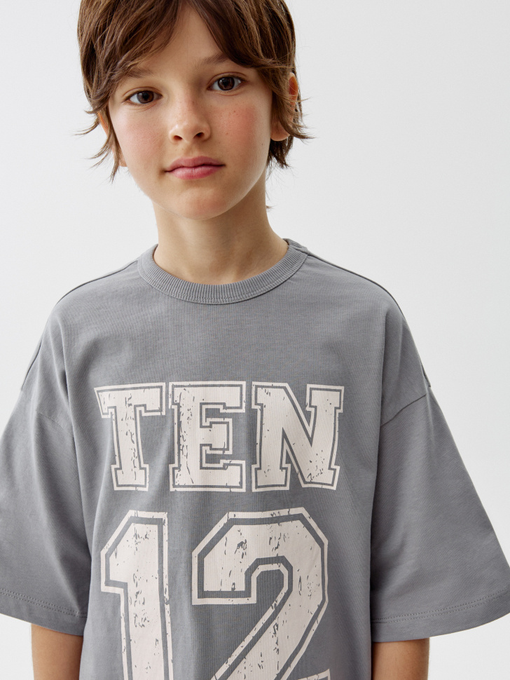 комплект из футболки и шорт для мальчиков из россии вид сбоку