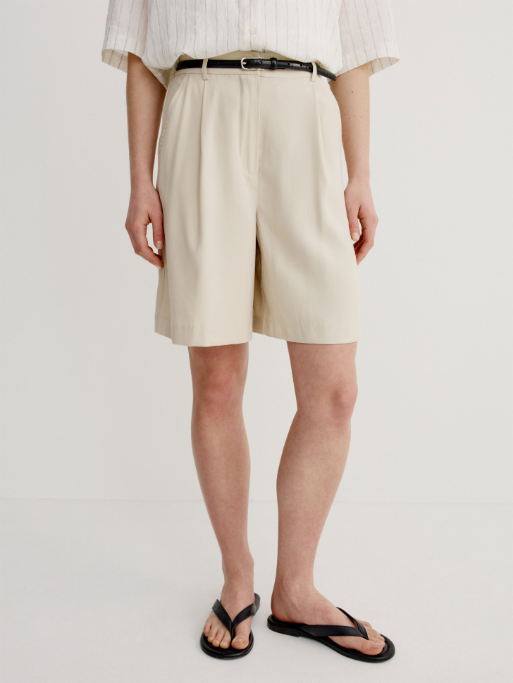 костюмные шорты на резинке от бренда sela вид слева