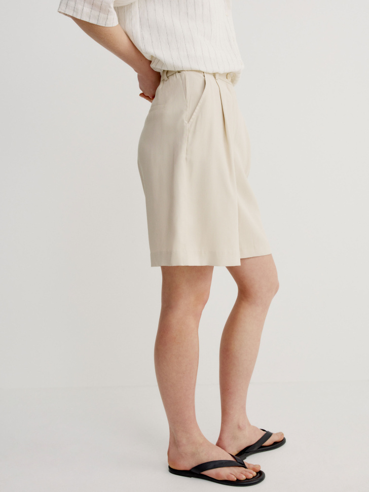 костюмные шорты на резинке по цене 2299 руб вид справа