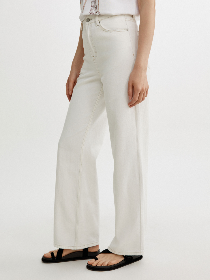 классические прямые джинсы со средней посадкой по цене 3999 руб вид справа