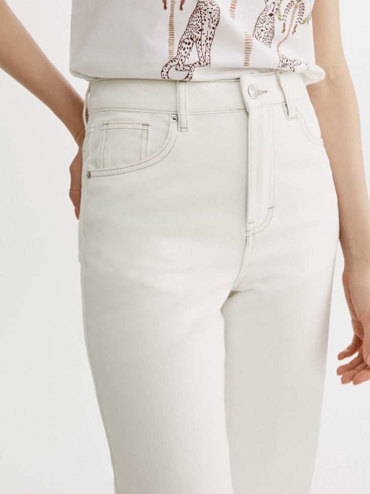 классические прямые джинсы со средней посадкой из россии вид сбоку