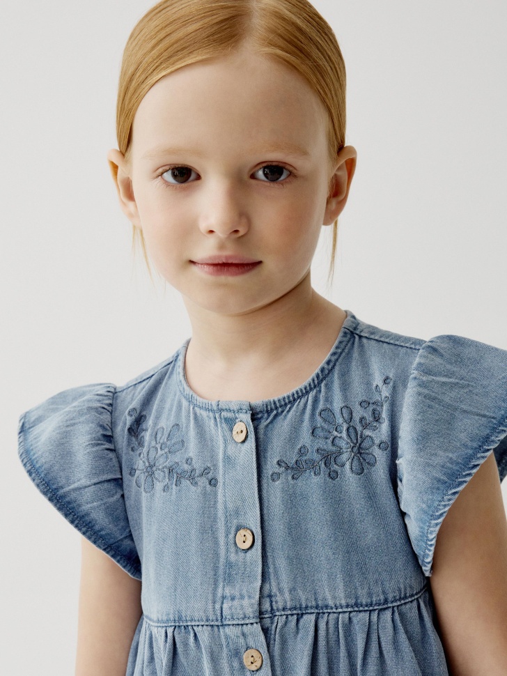 джинсовое платье с вышивкой для девочек от бренда sela вид слева