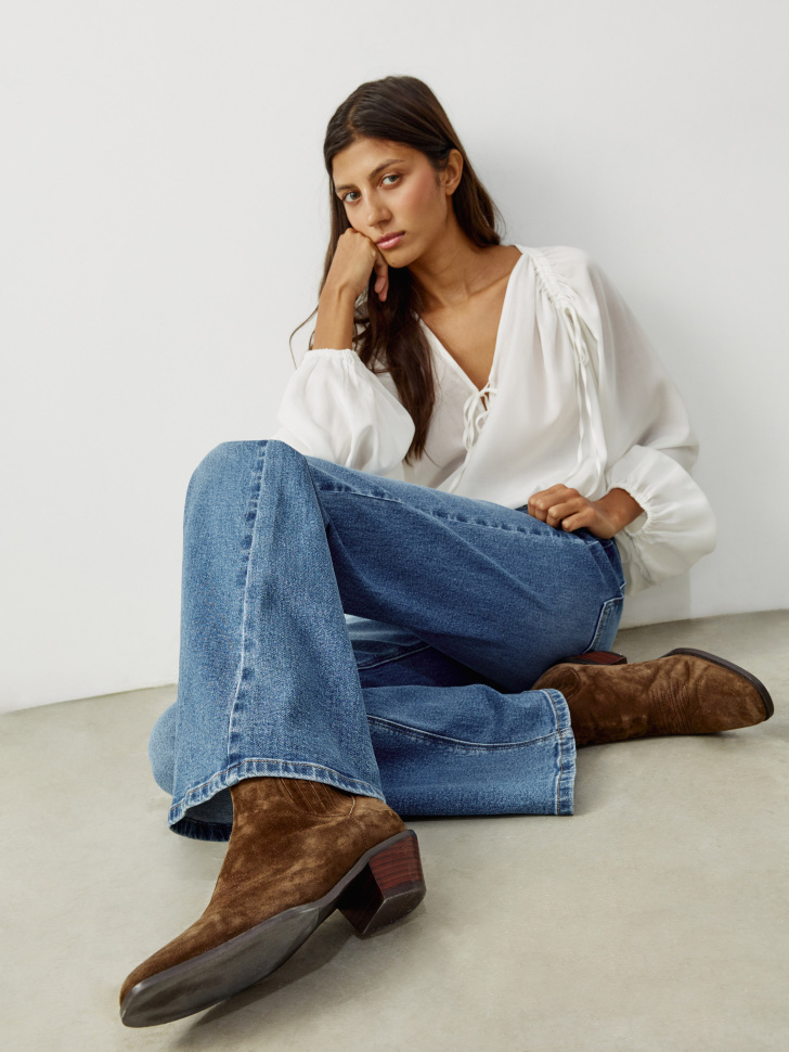 джинсы клеш со средней посадкой классического стиля с лицевой стороны