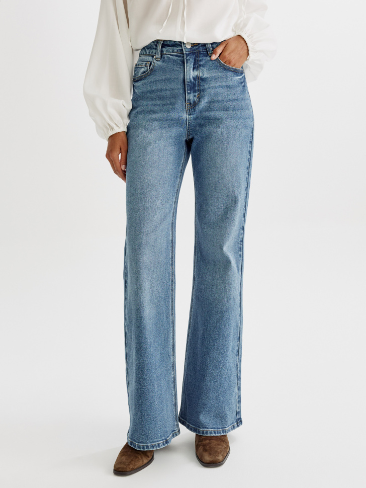 джинсы клеш со средней посадкой от бренда sela вид слева