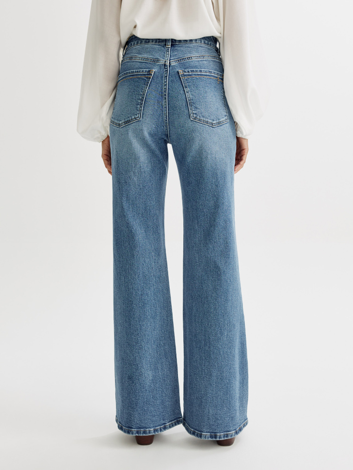 джинсы клеш со средней посадкой по цене 3999 руб вид справа