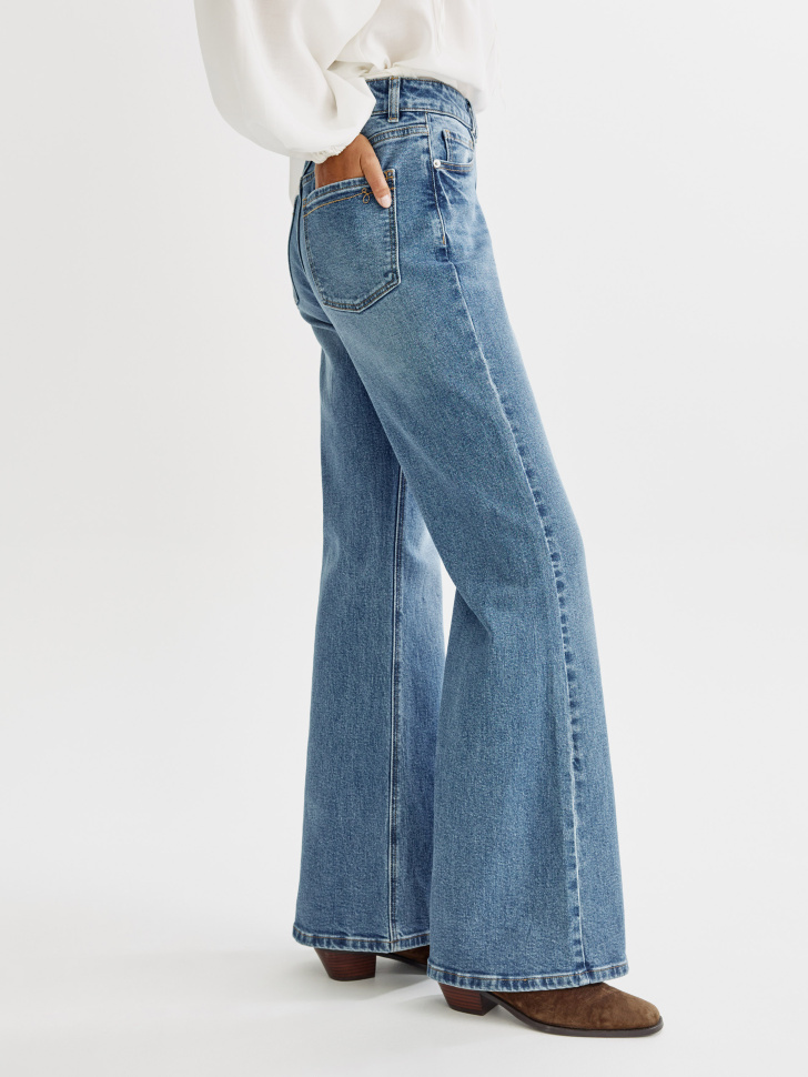 джинсы клеш со средней посадкой из россии вид сбоку