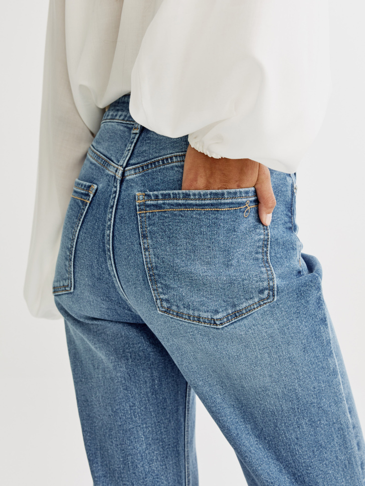 джинсы клеш со средней посадкой из хлопка спереди