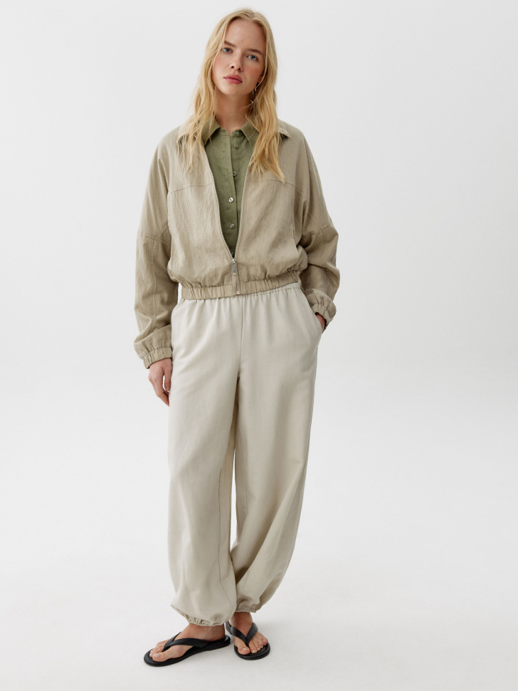 укороченная куртка с воротником стойкой от бренда sela вид слева