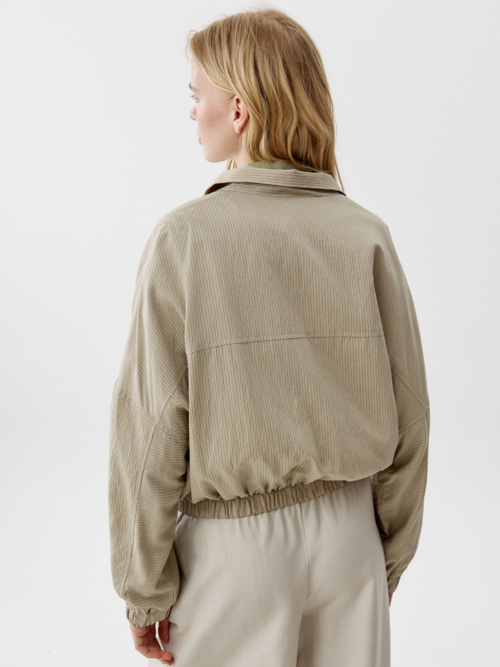 укороченная куртка с воротником стойкой по цене 4999 руб вид справа