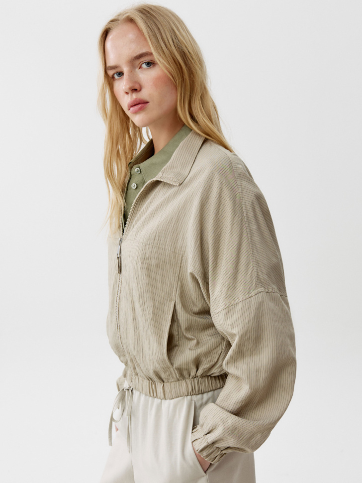 укороченная куртка с воротником стойкой из россии вид сбоку