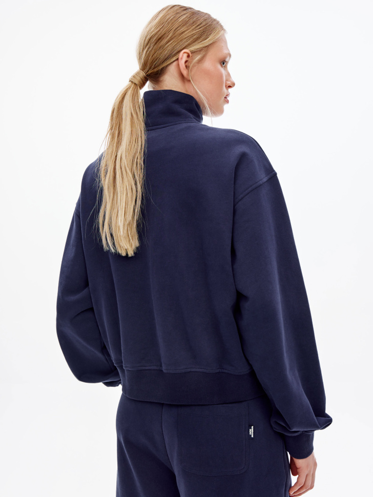 свитшот оверсайз с воротником на молнии по цене 3799 руб вид справа