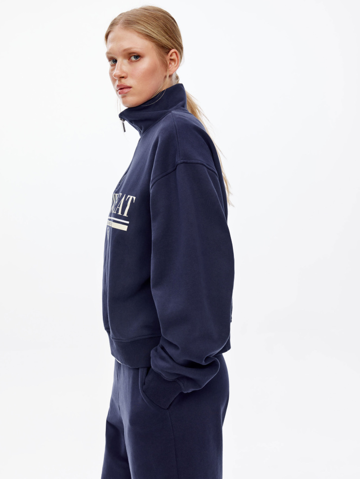 свитшот оверсайз с воротником на молнии из россии вид сбоку