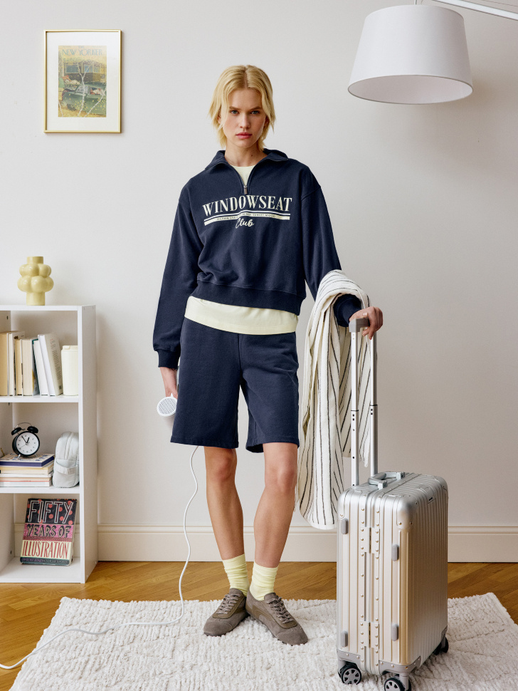 свитшот оверсайз с воротником на молнии от бренда sela вид слева