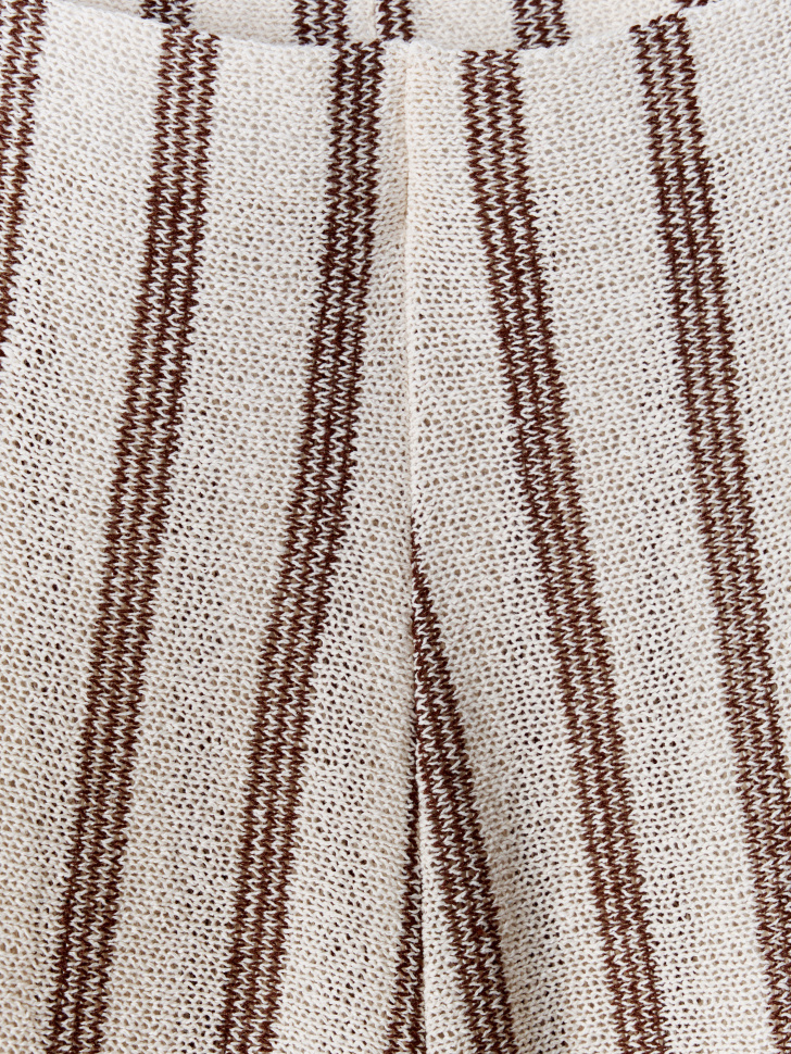 широкие брюки фактурной вязки в полоску от бренда sela вид слева