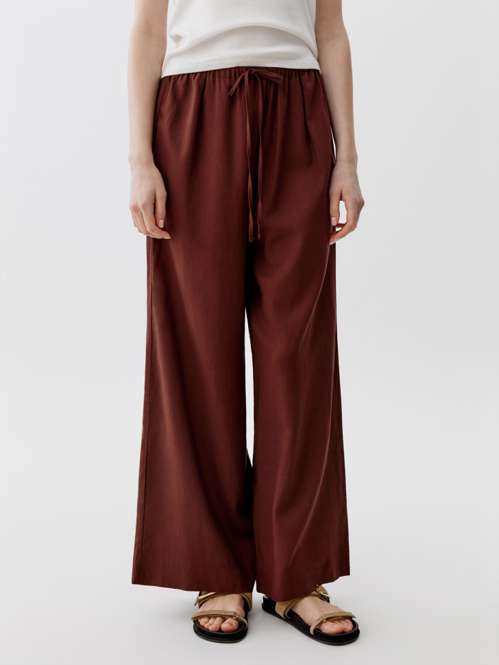 широкие брюки из смесовой вискозы и льна от бренда sela вид слева