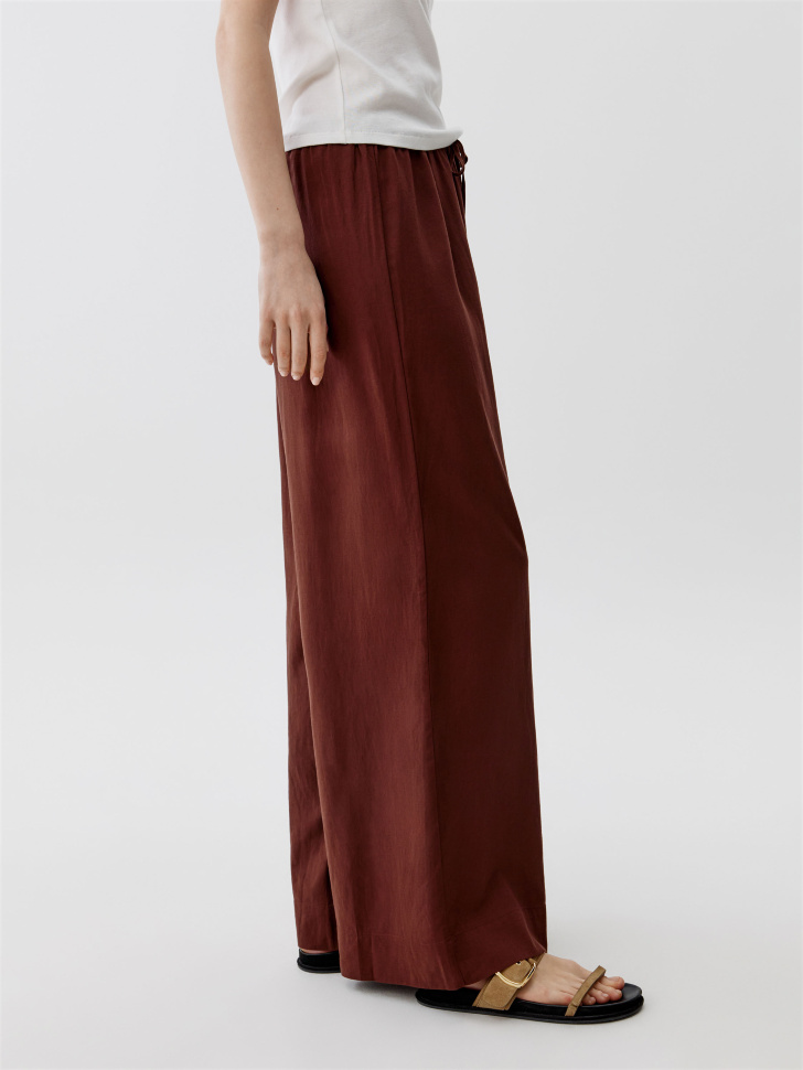 широкие брюки из смесовой вискозы и льна из россии вид сбоку