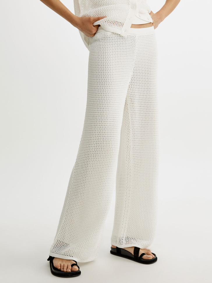 вязаные широкие брюки кроше от бренда sela вид слева