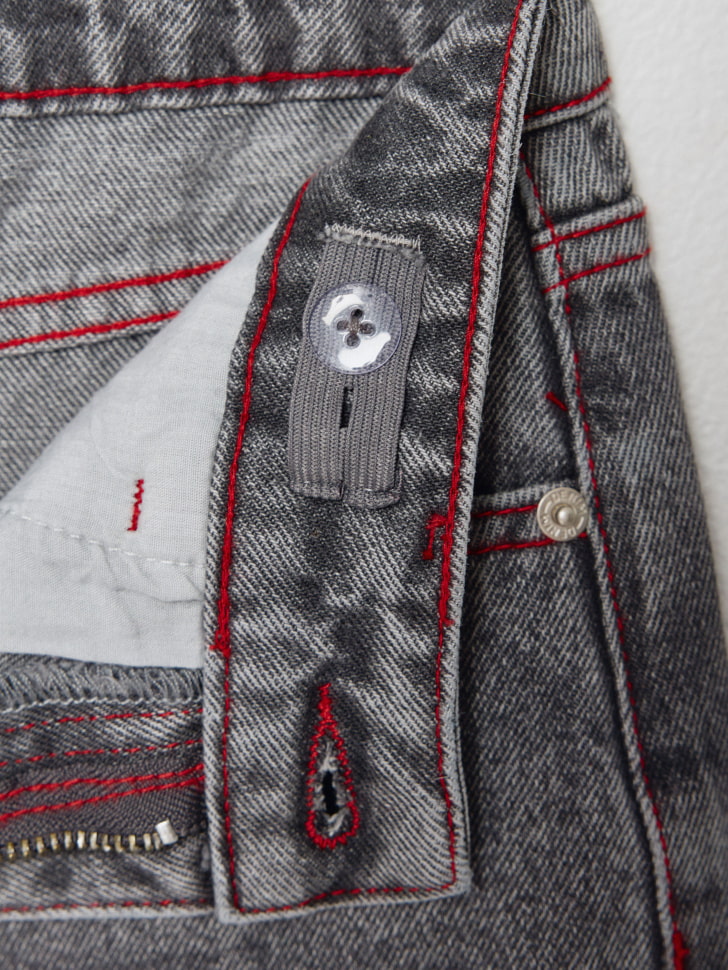 джинсы straight fit с красной строчкой для мальчиков 4680798580968 со скидкой